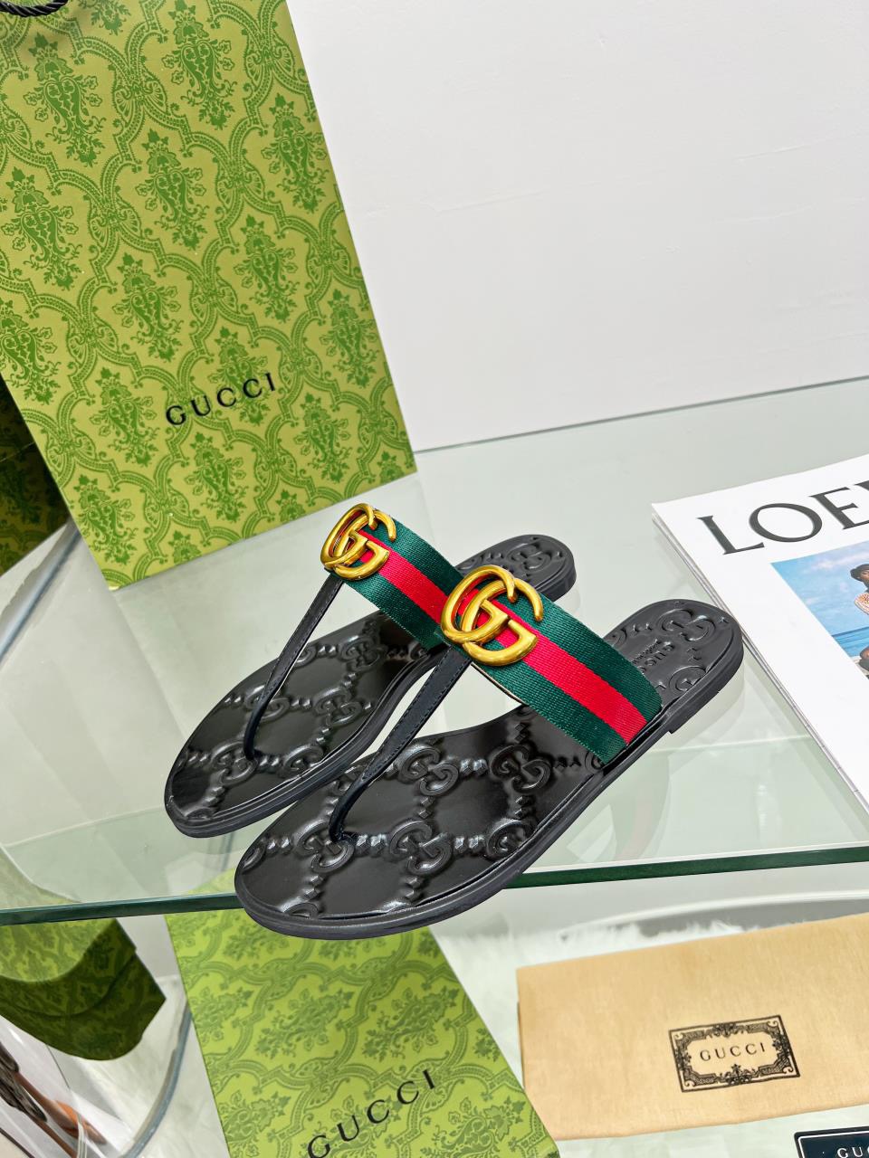 GUCCI Flat bottomed flip flops hardware GG logo