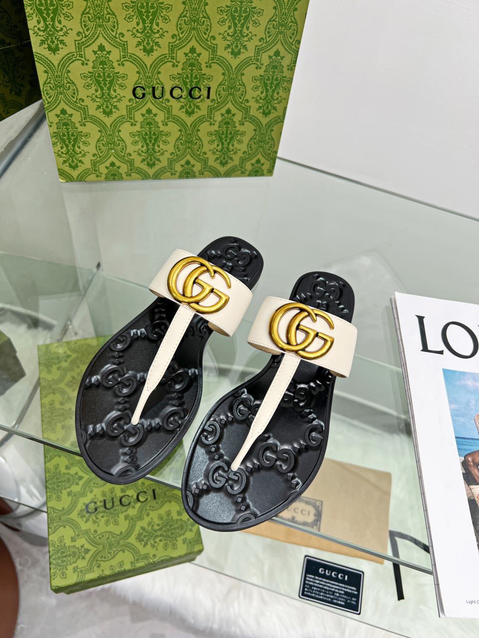 GUCCI Flat bottomed flip flops hardware GG logo