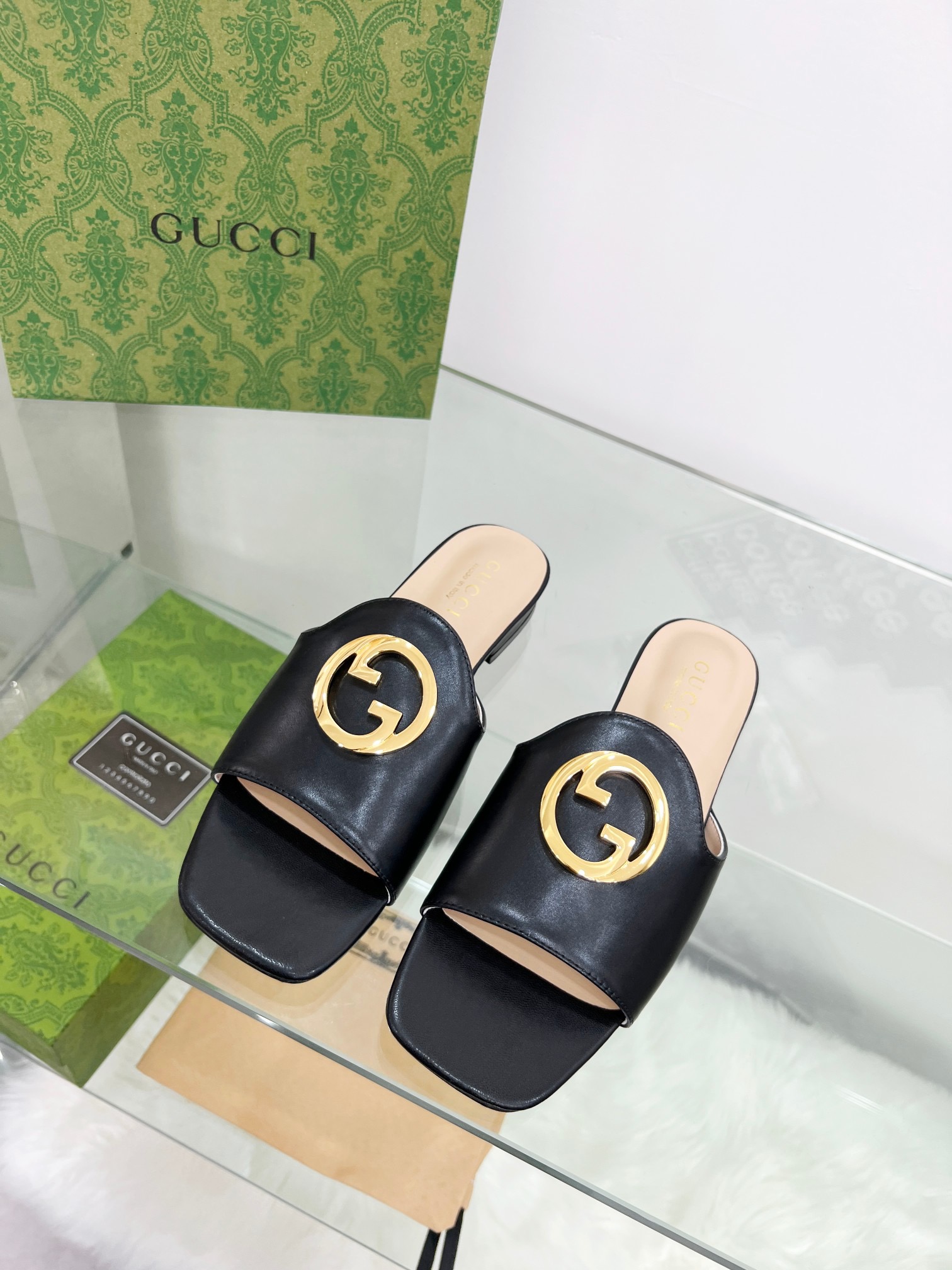 GUCCI Flat bottomed flip flops hardware GG logo