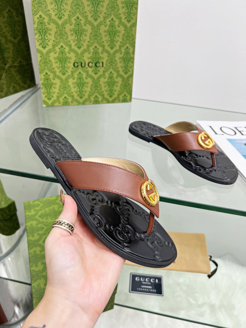 GUCCI Flat bottomed flip flops hardware GG logo