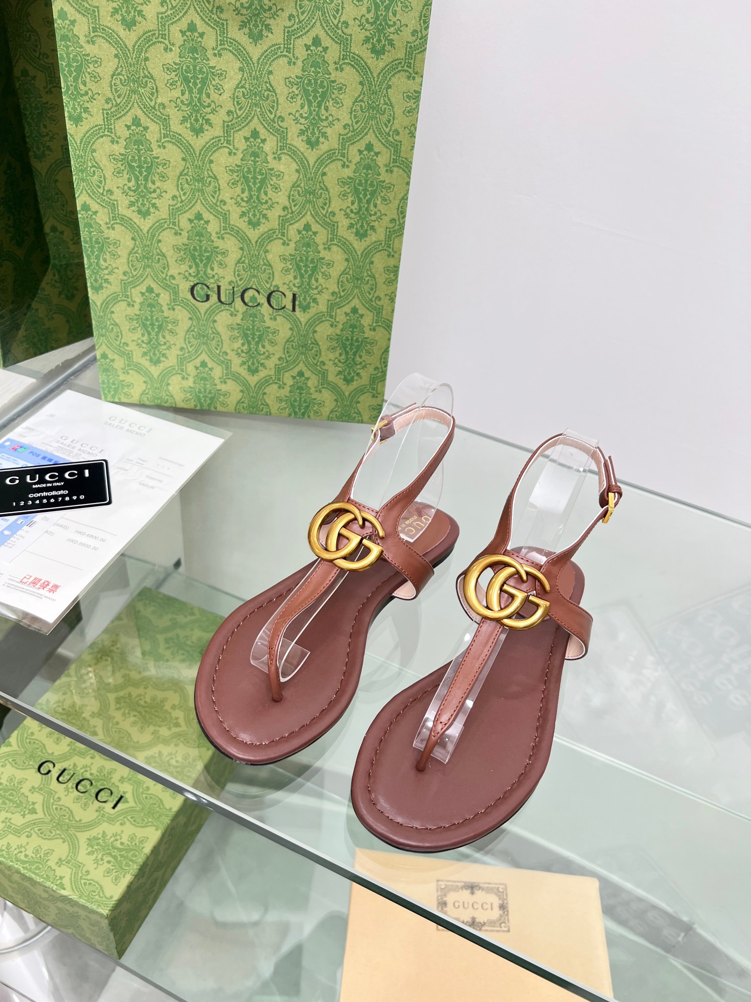 GUCCI Flat bottomed flip flops hardware GG logo