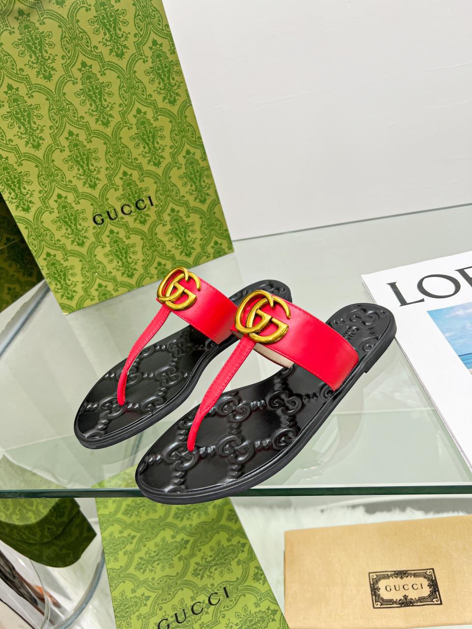 GUCCI Flat bottomed flip flops hardware GG logo