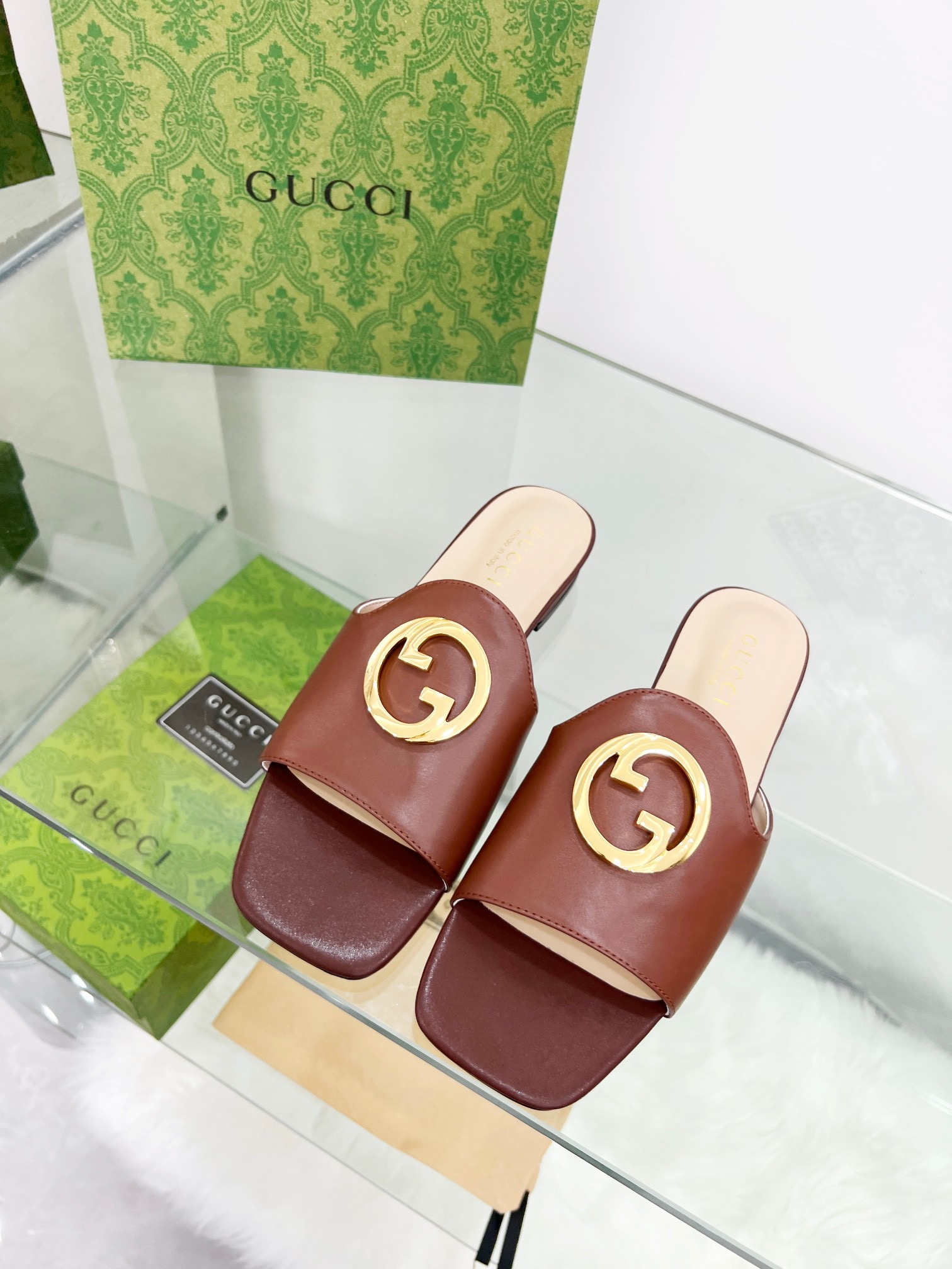 GUCCI Flat bottomed flip flops hardware GG logo