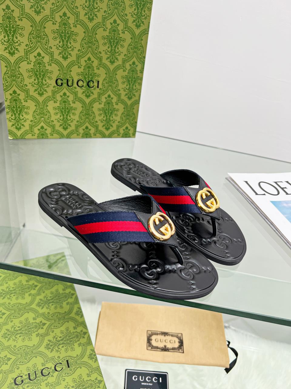 GUCCI Flat bottomed flip flops hardware GG logo