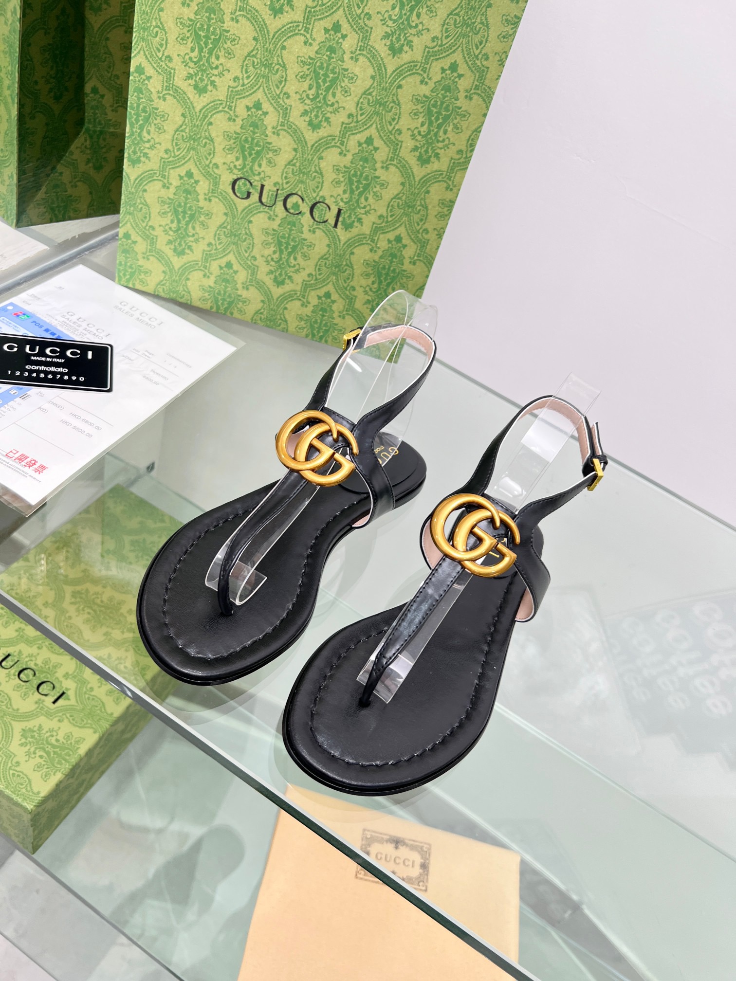 GUCCI Flat bottomed flip flops hardware GG logo