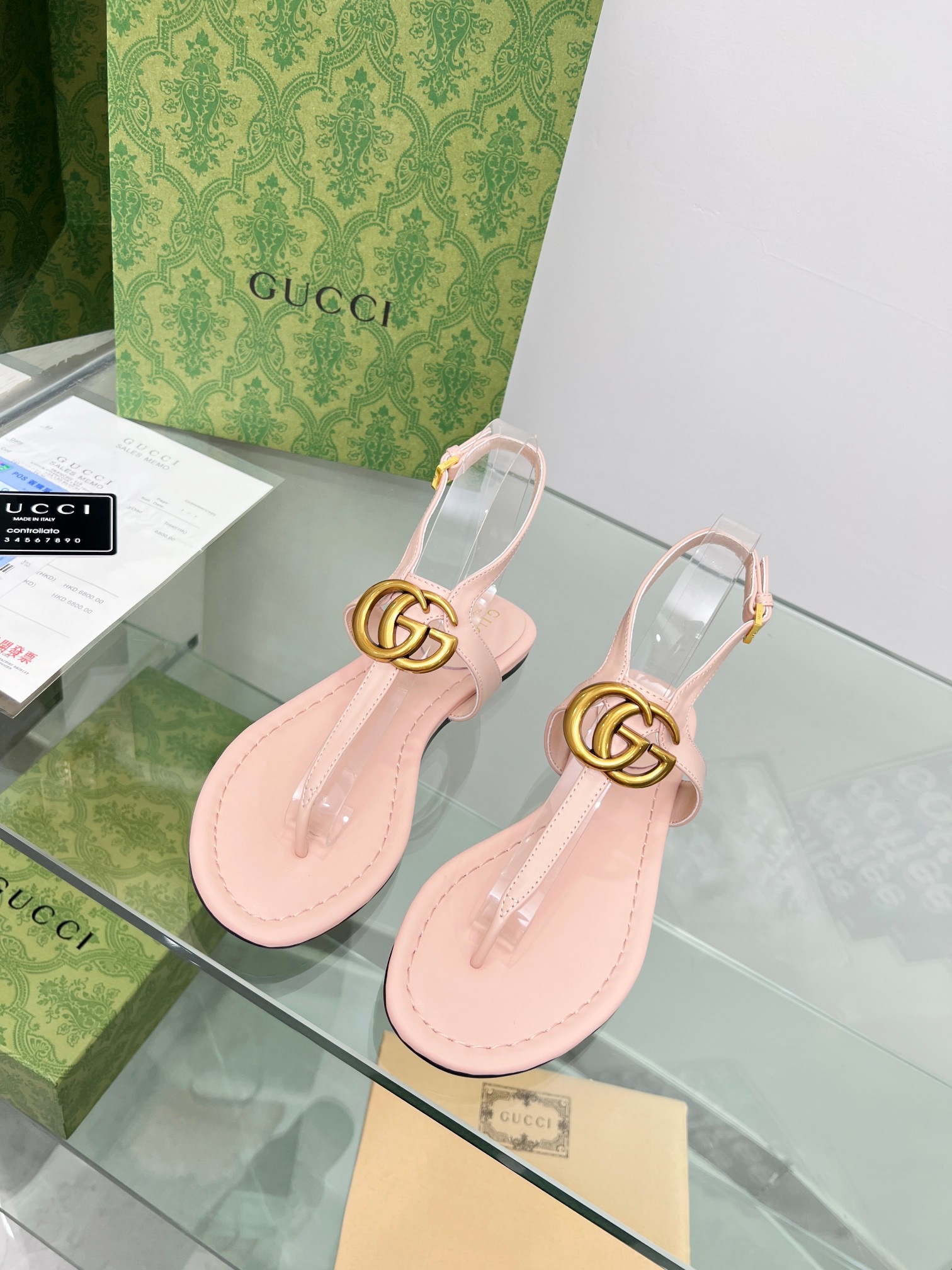 GUCCI Flat bottomed flip flops hardware GG logo