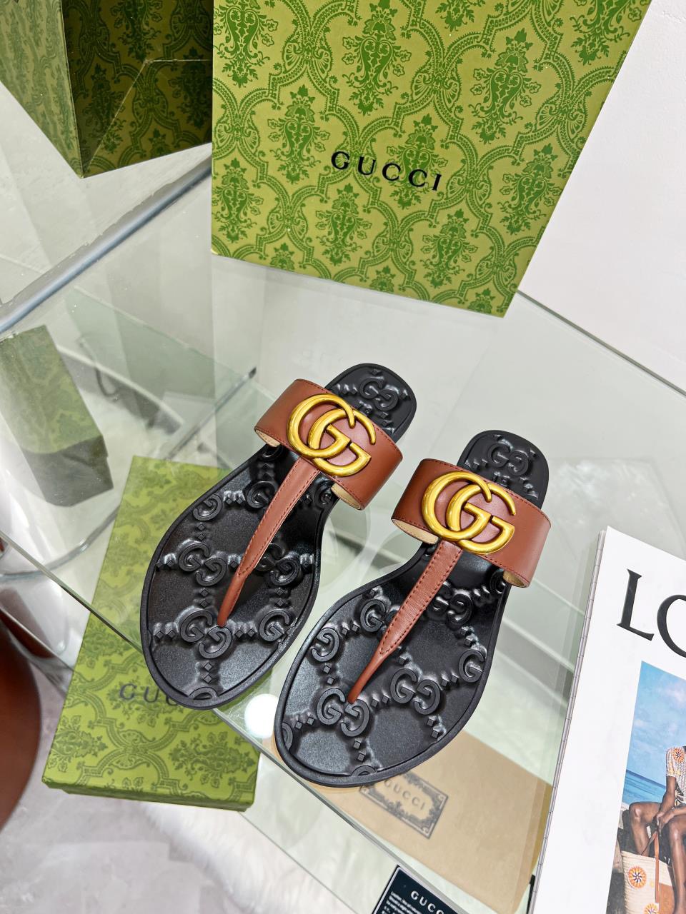 GUCCI Flat bottomed flip flops hardware GG logo