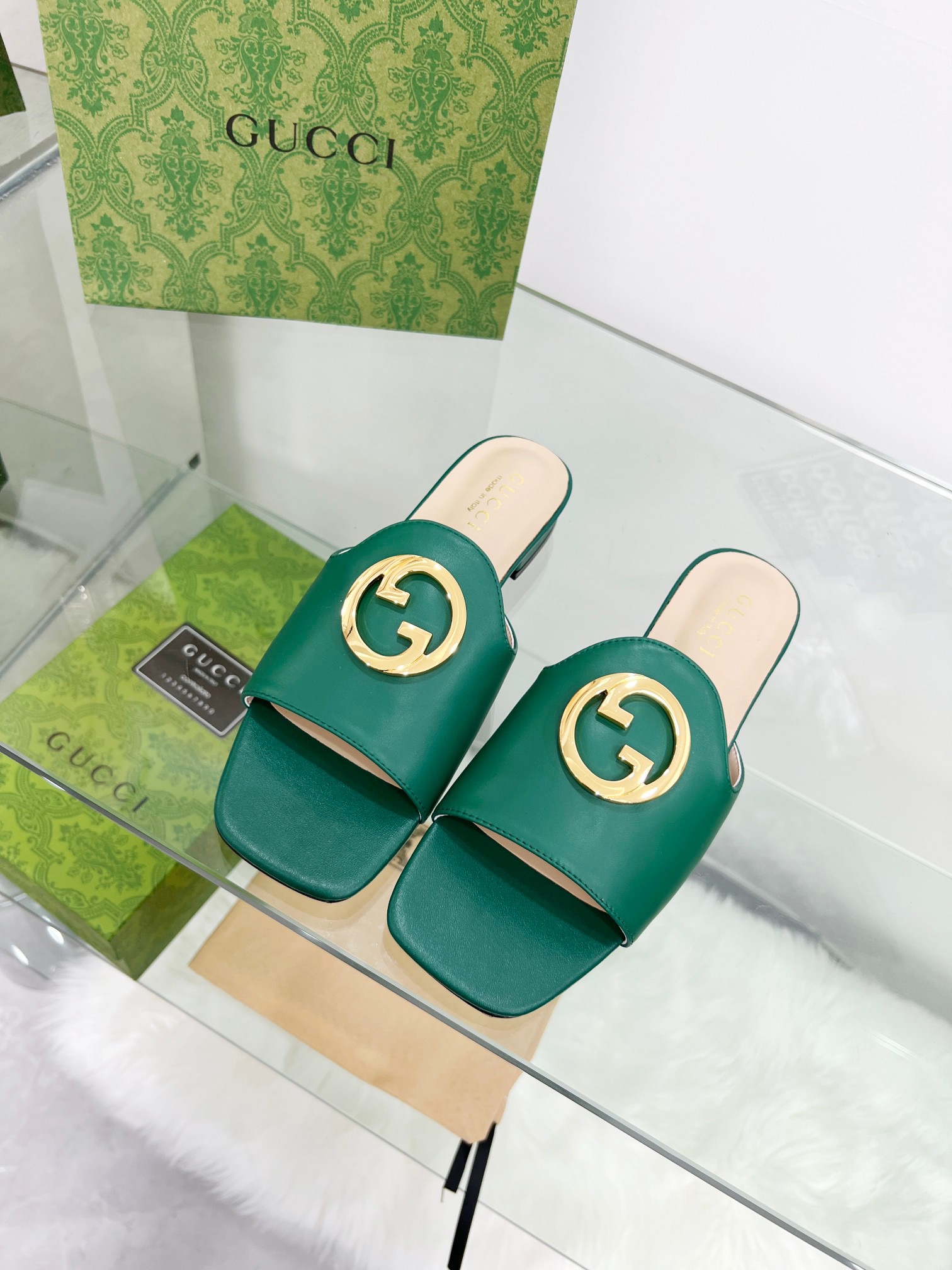 GUCCI Flat bottomed flip flops hardware GG logo