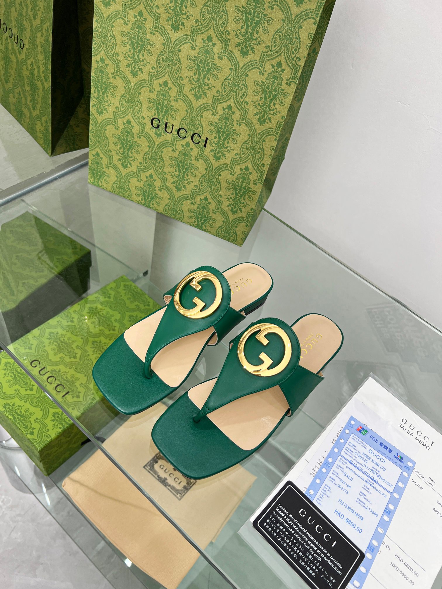 GUCCI Flat bottomed flip flops hardware GG logo