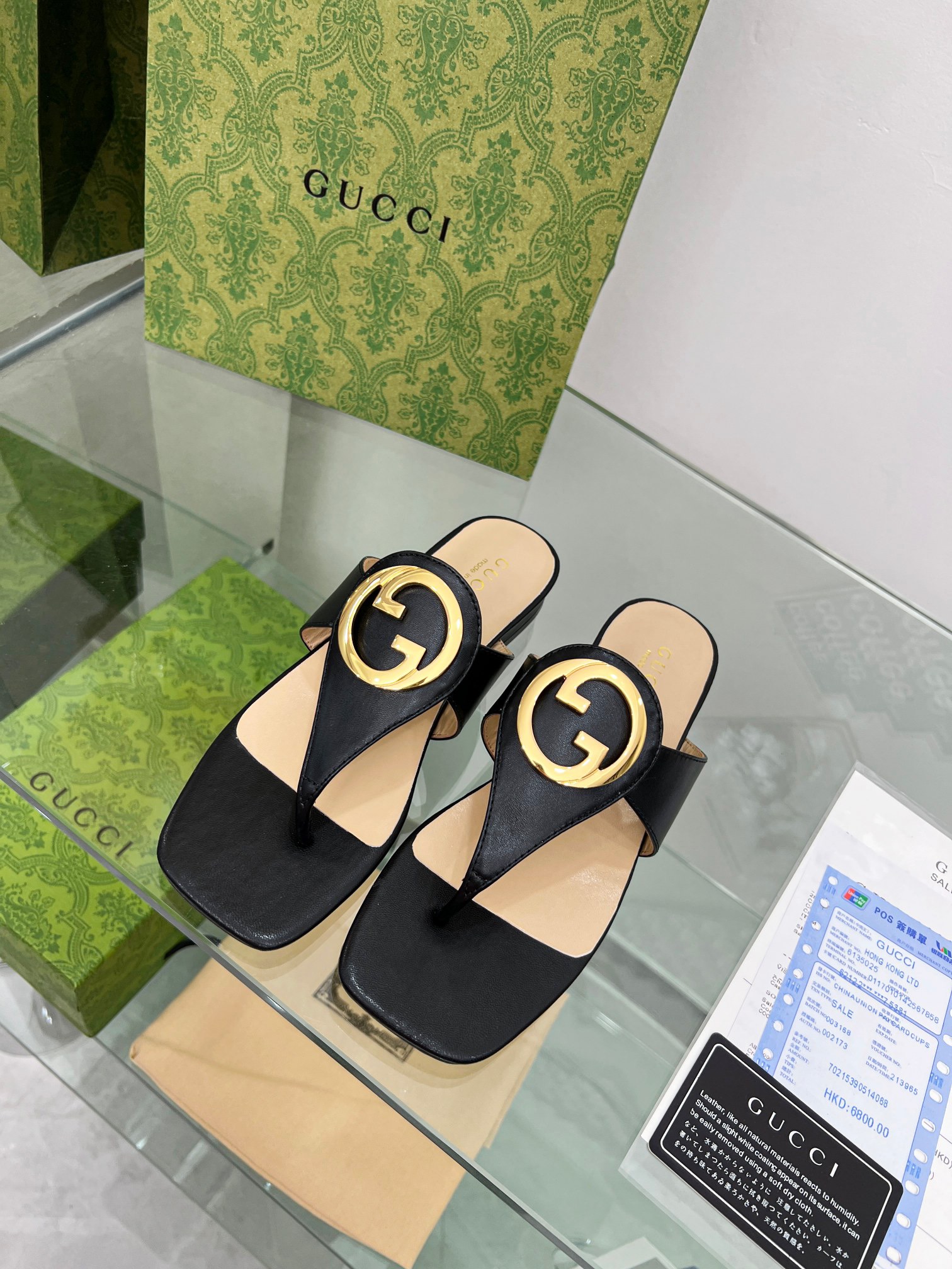 GUCCI Flat bottomed flip flops hardware GG logo