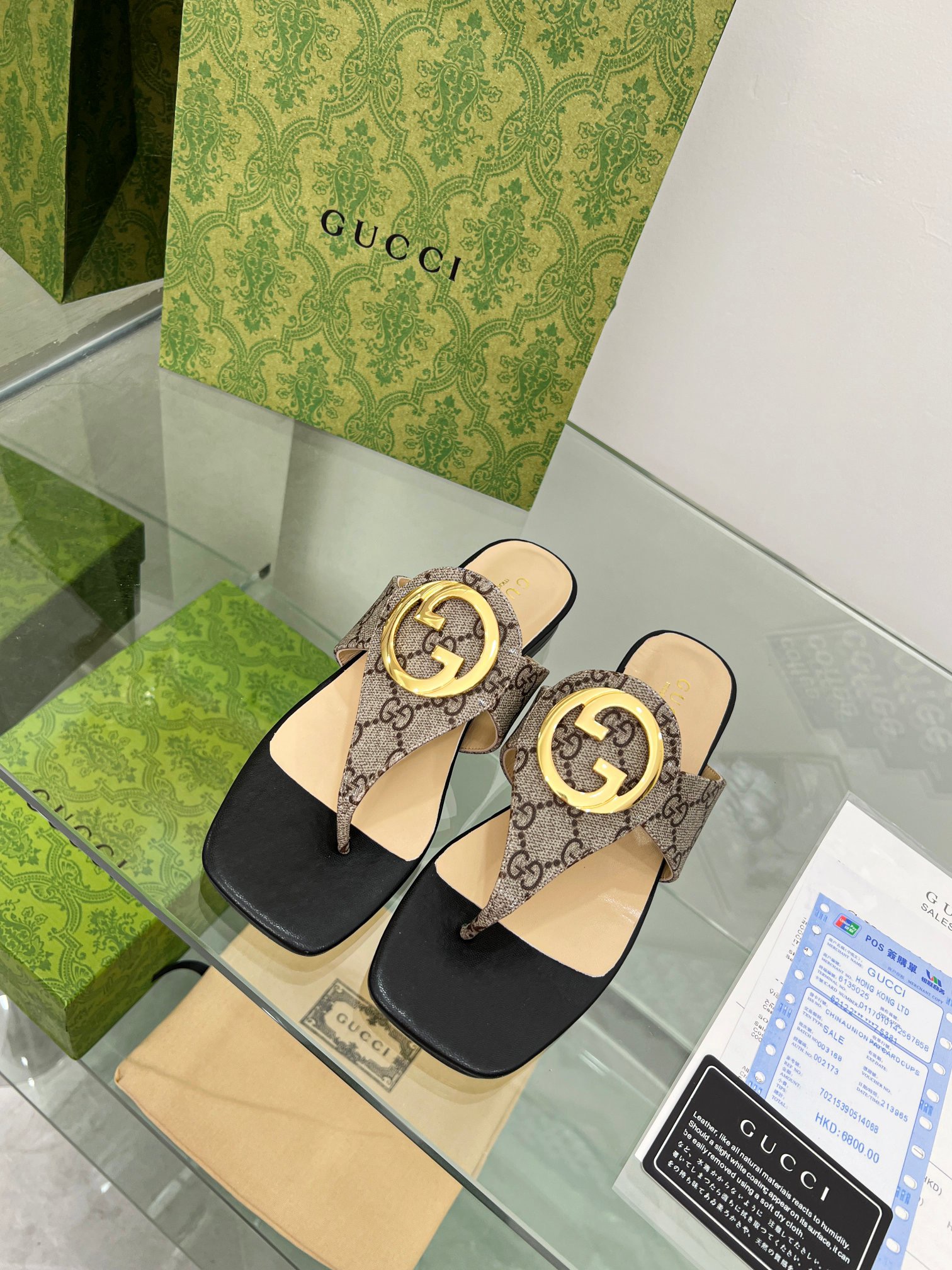 GUCCI Flat bottomed flip flops hardware GG logo