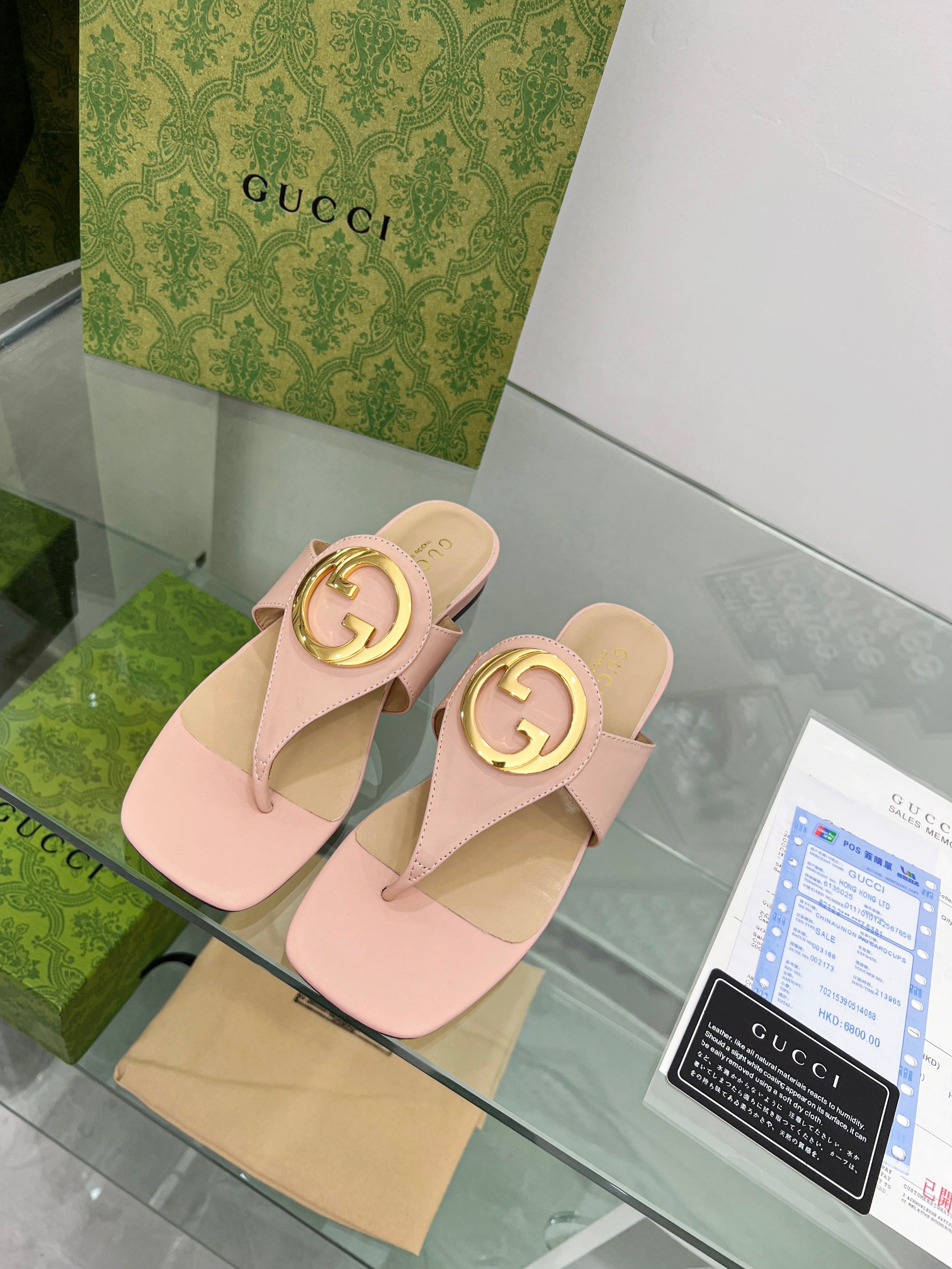 GUCCI Flat bottomed flip flops hardware GG logo