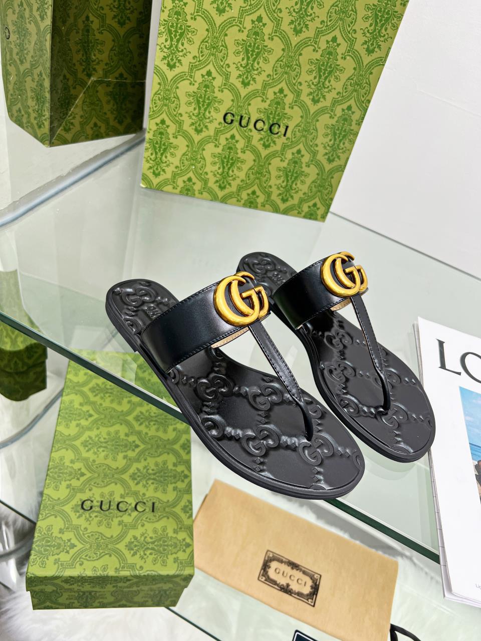 GUCCI Flat bottomed flip flops hardware GG logo