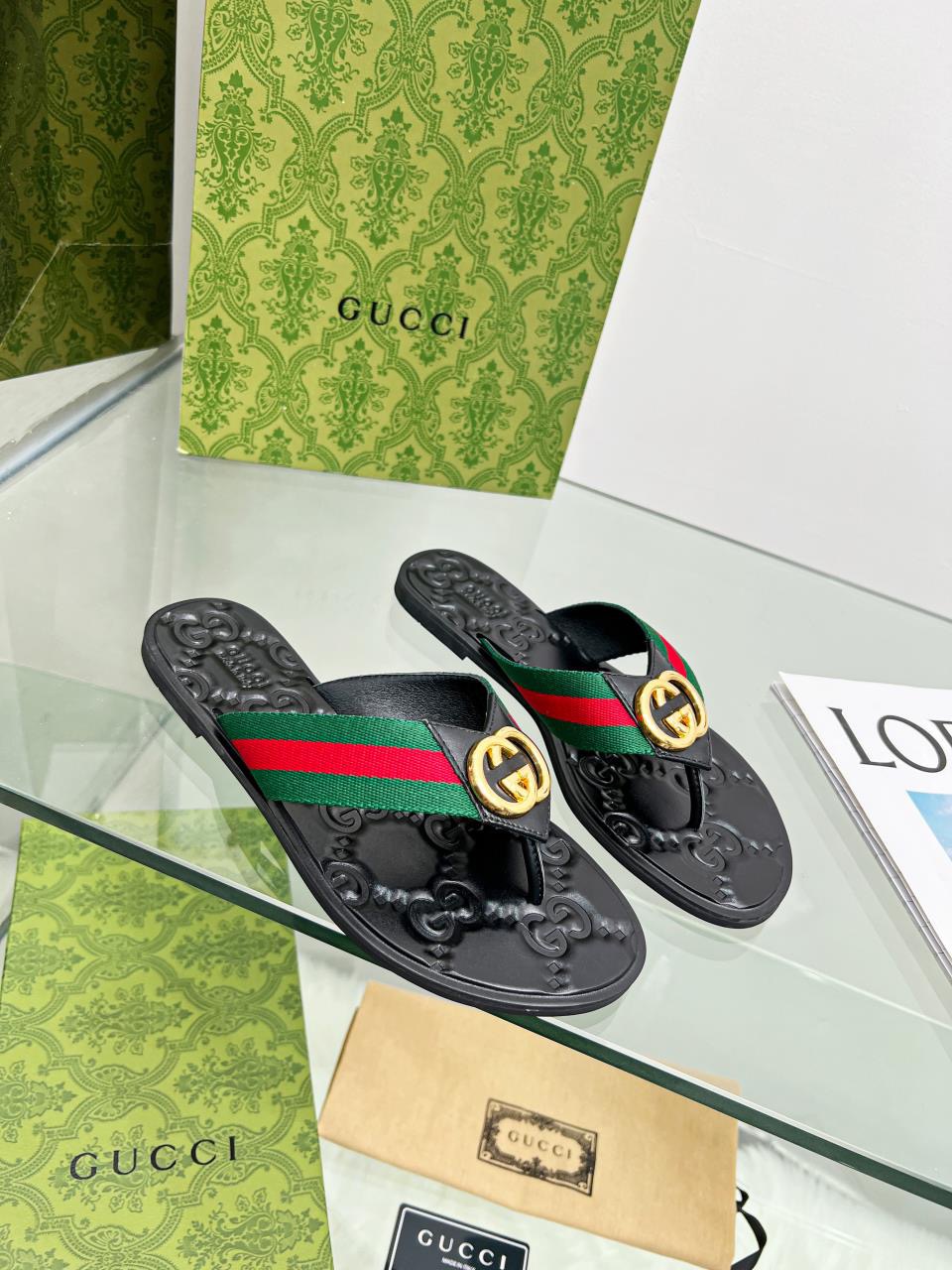 GUCCI Flat bottomed flip flops hardware GG logo