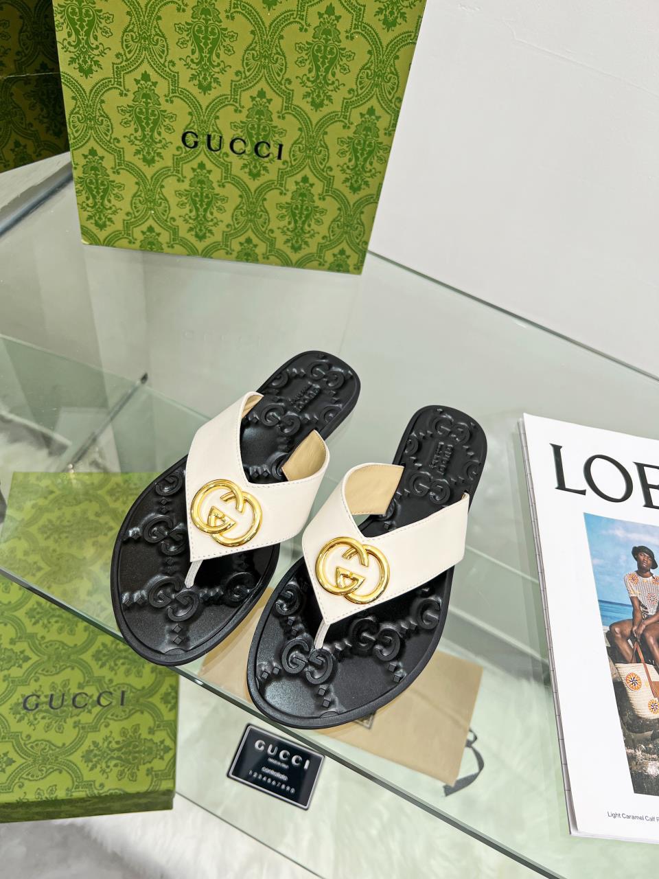 GUCCI Flat bottomed flip flops hardware GG logo