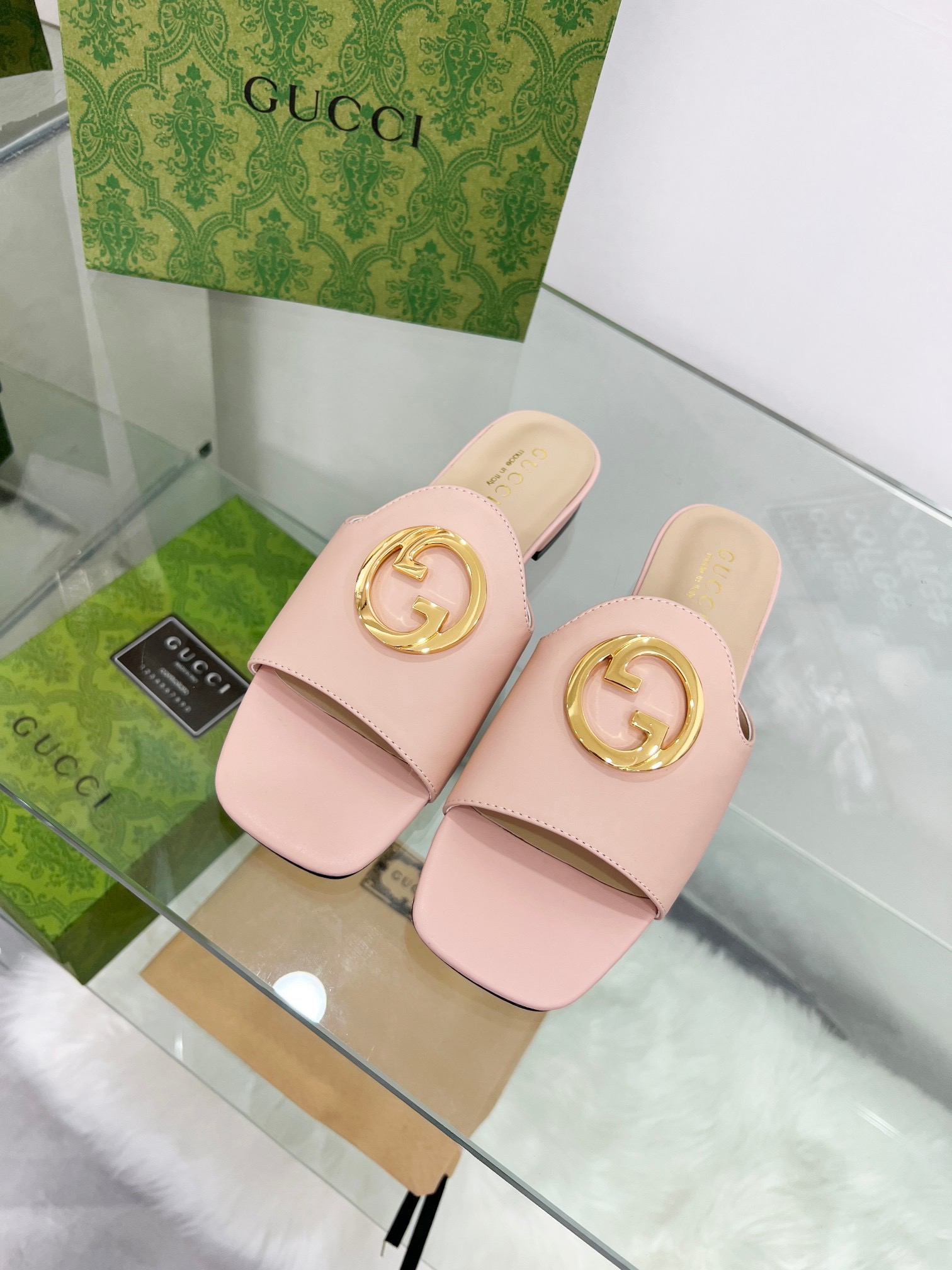 GUCCI Flat bottomed flip flops hardware GG logo