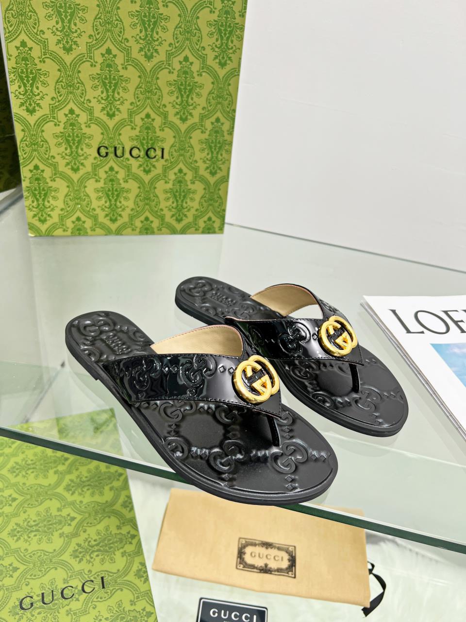 GUCCI Flat bottomed flip flops hardware GG logo