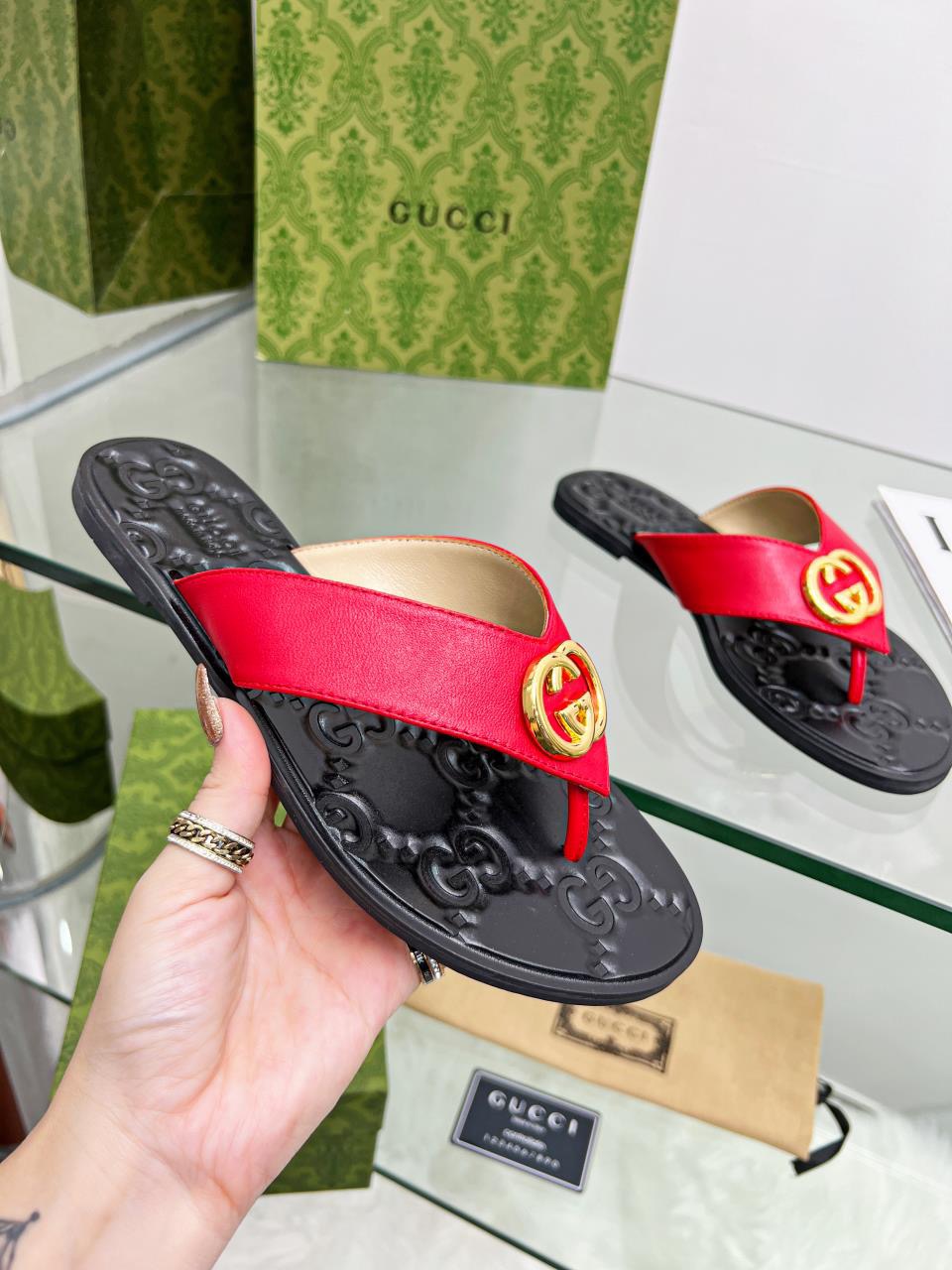 GUCCI Flat bottomed flip flops hardware GG logo