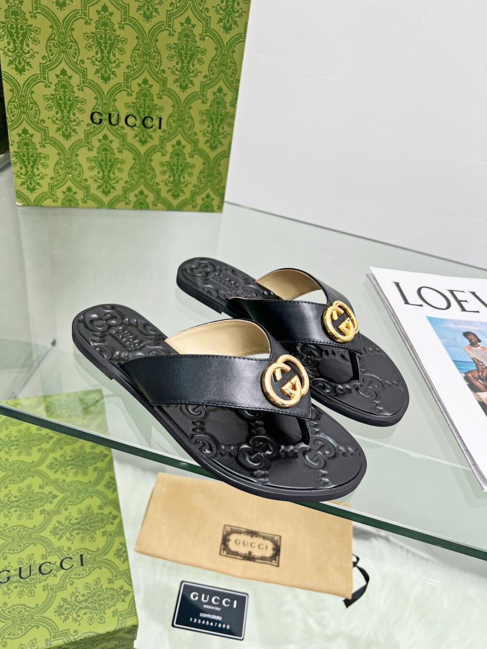 GUCCI Flat bottomed flip flops hardware GG logo