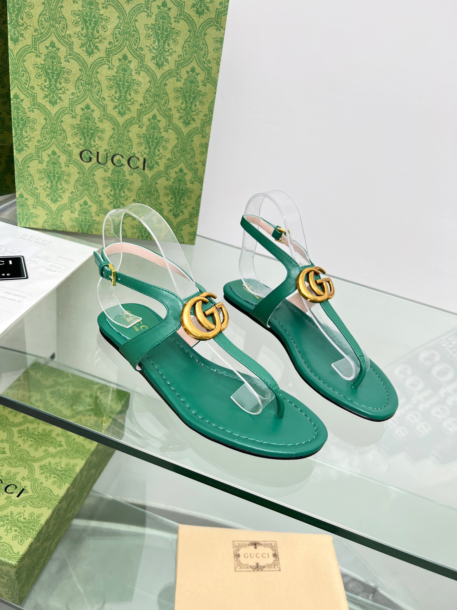 GUCCI Flat bottomed flip flops hardware GG logo