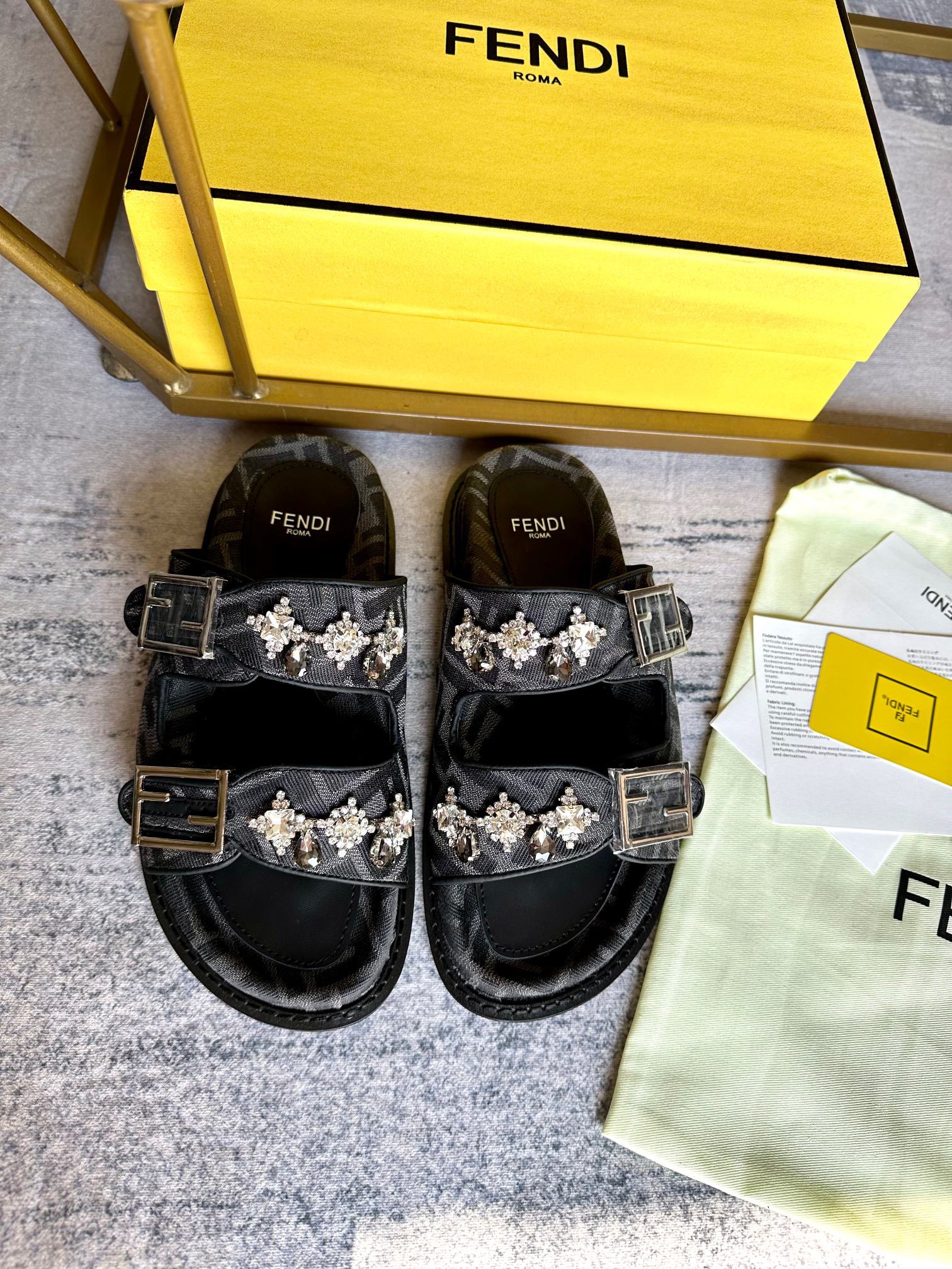 Fendi Double strap flat bottomed slippers