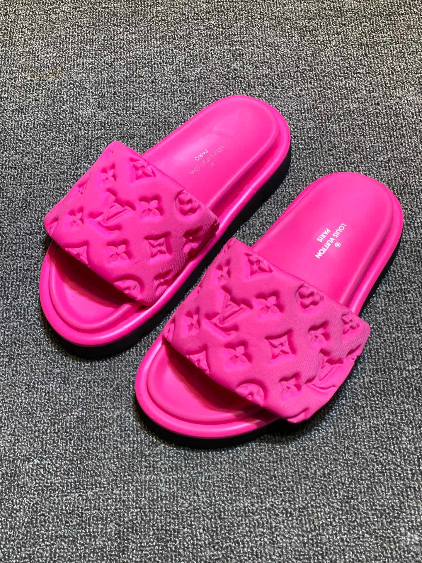 LV Pool Pillow Comfort Embossed logo flat bottom slippers