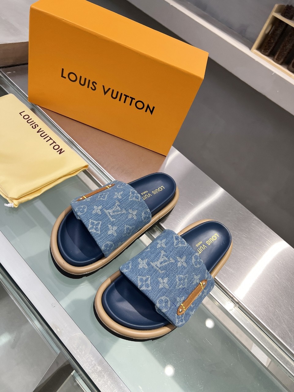 LV Pool Pillow Comfort Embossed logo flat bottom slippers