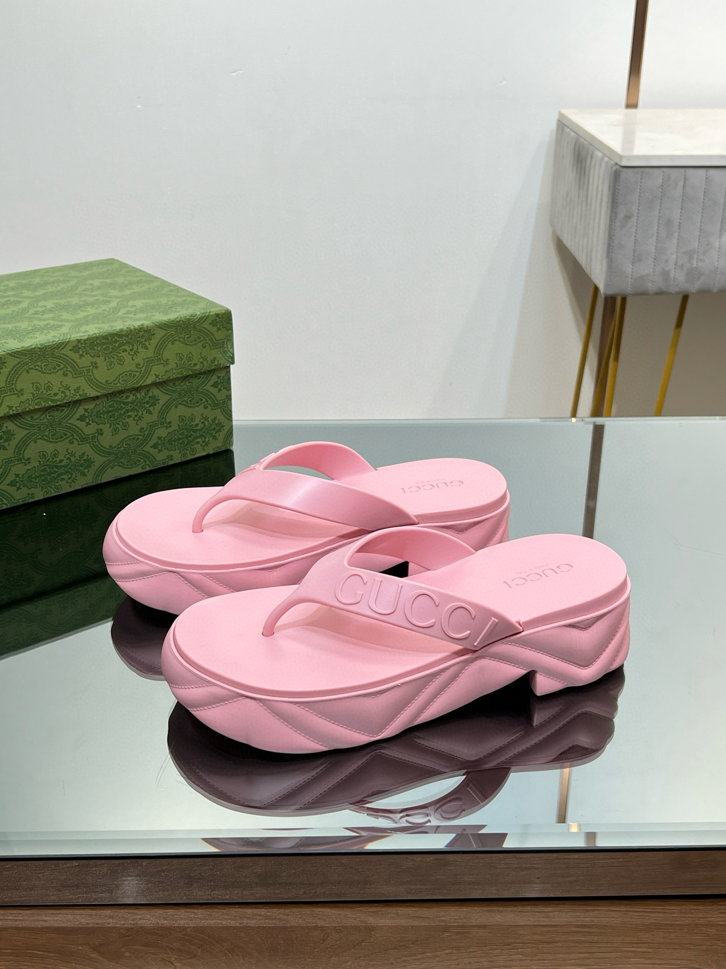 Gucci explosions summer platform shoes platform flip flops jelly beach shoes.