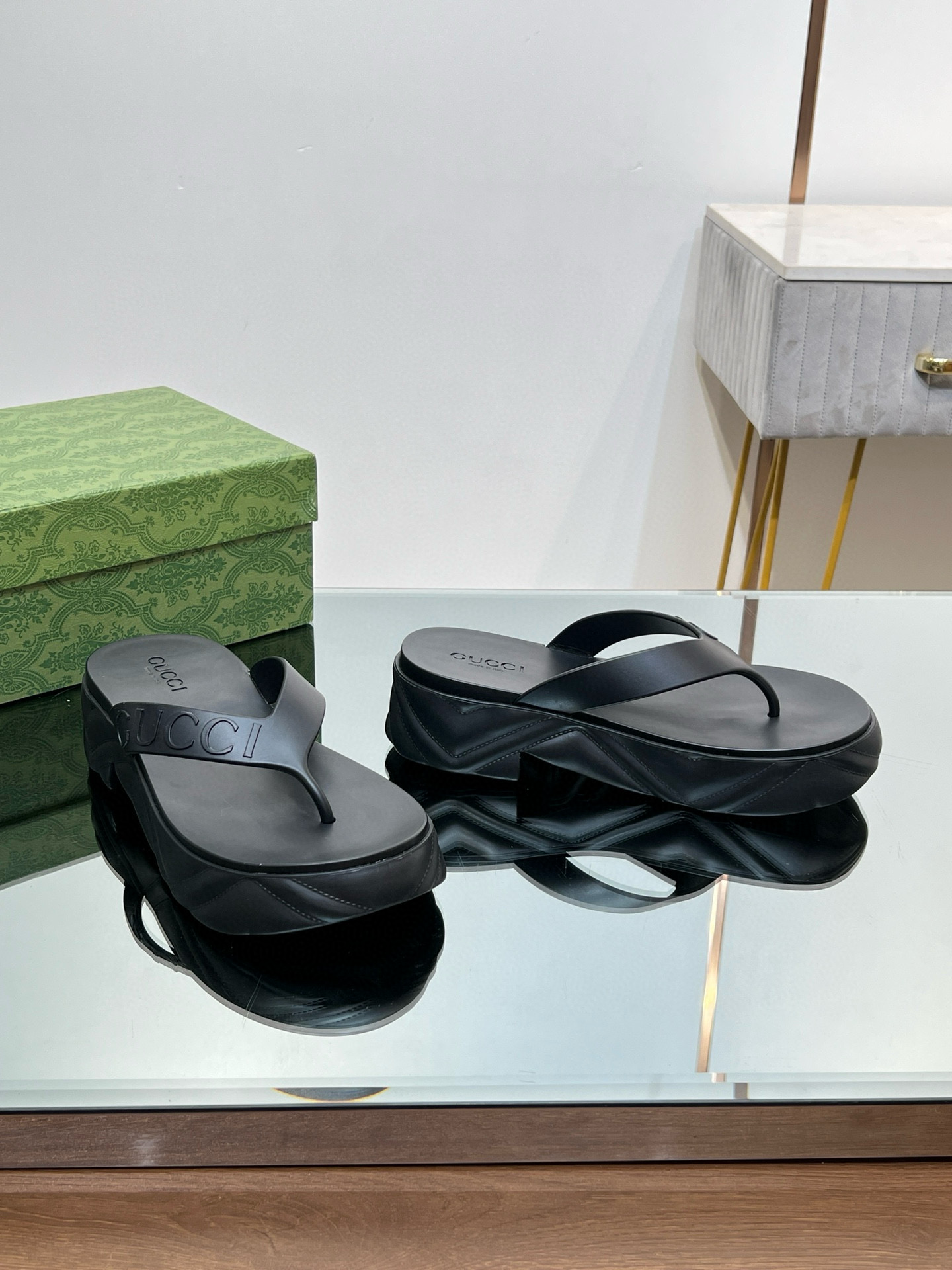 Gucci explosions summer platform shoes platform flip flops jelly beach shoes.