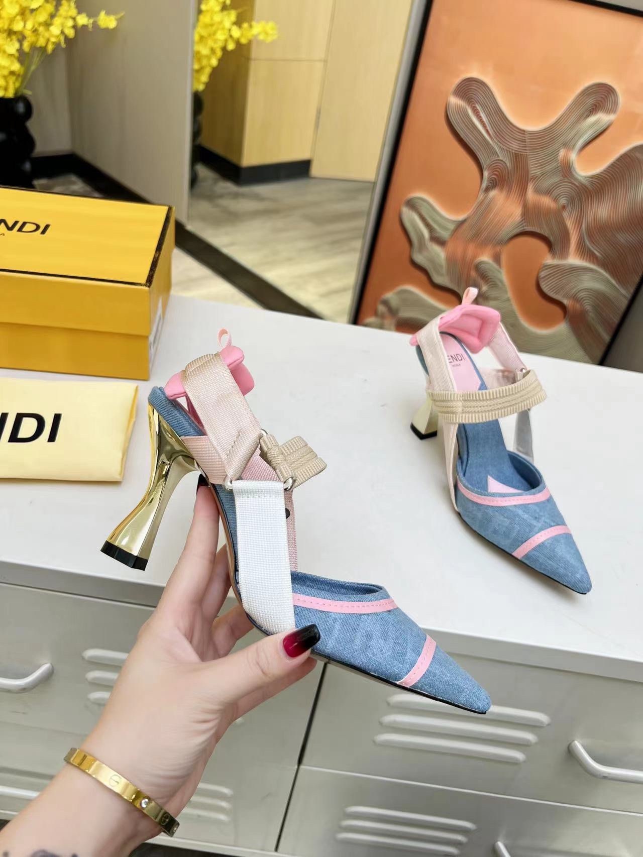 Fendi Fashionable color blocking high-heeled sandals