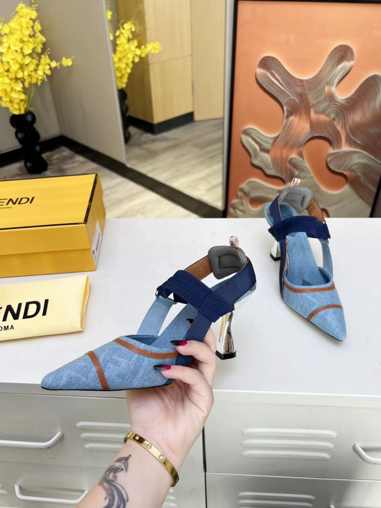 Fendi Fashionable color blocking high-heeled sandals