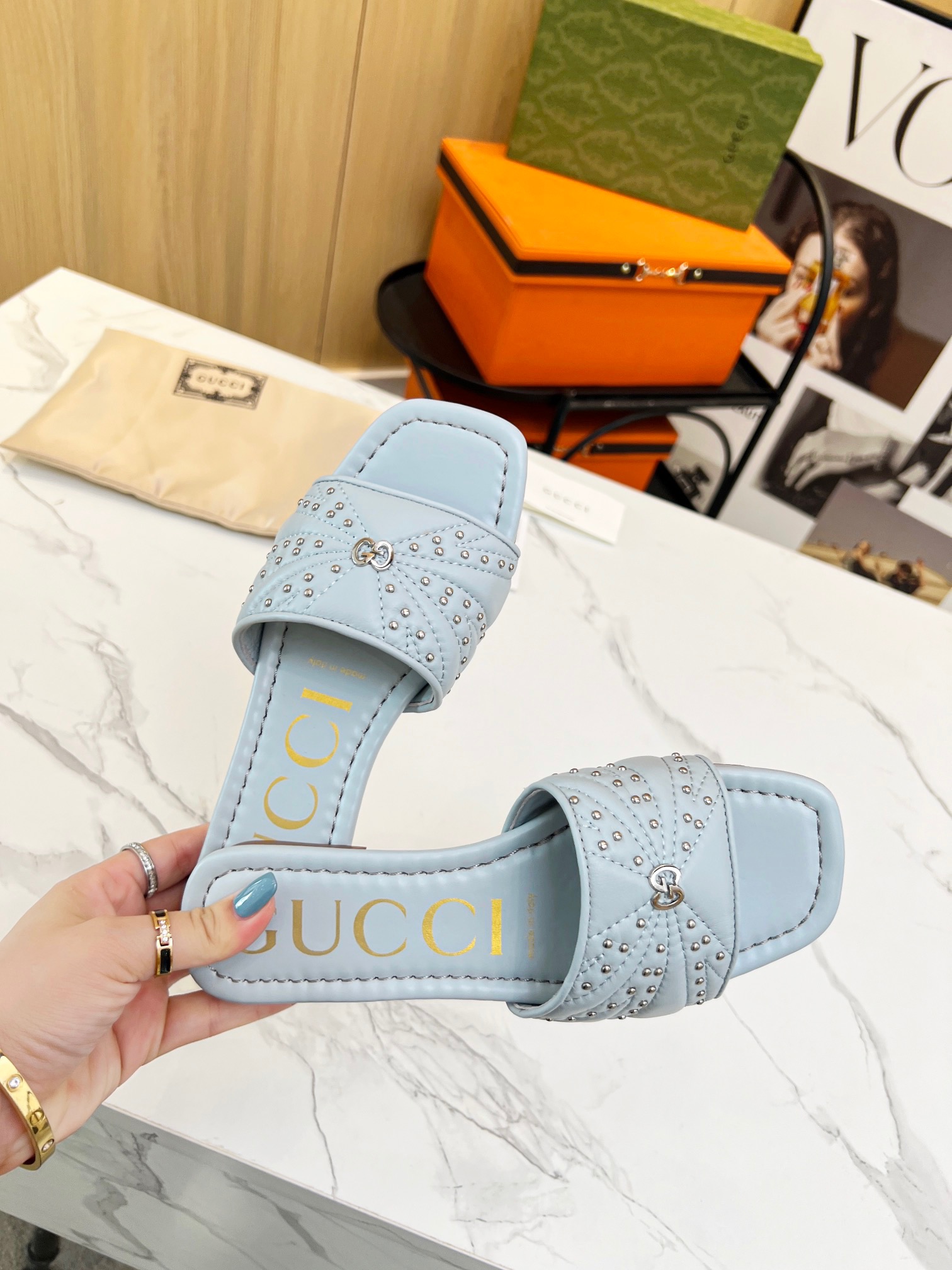 GUCCI Riveted flat bottomed fish billed cool slippers