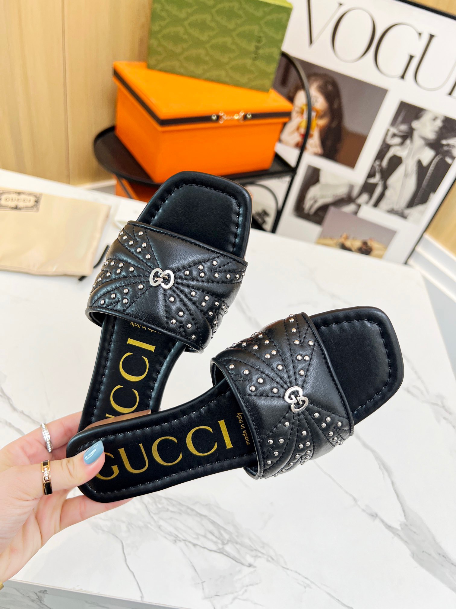 GUCCI Riveted flat bottomed fish billed cool slippers