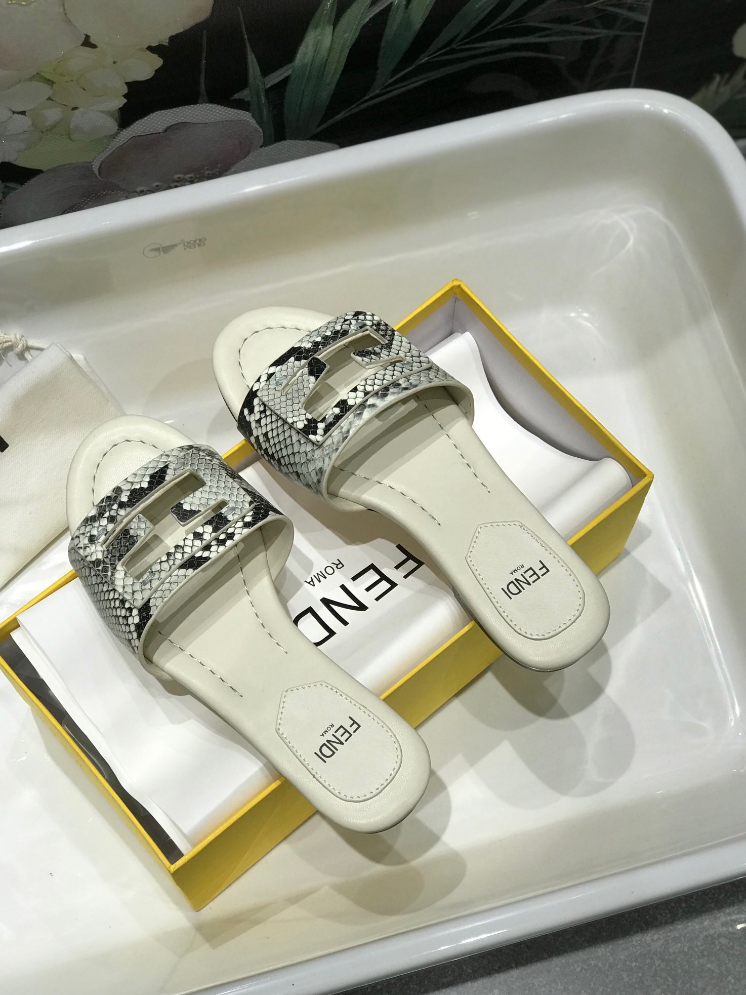 Fendi BAGUETTE leather slides