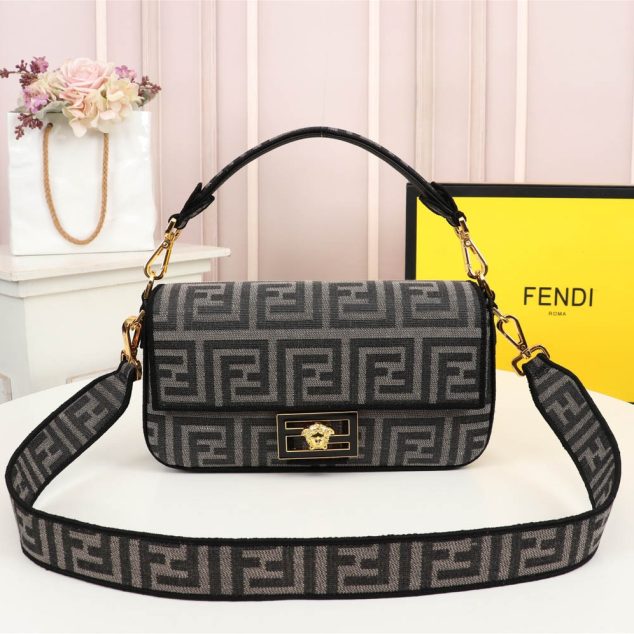  Fendi Vintage Size: 26 14cm