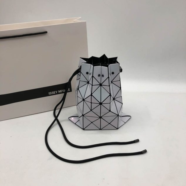  Issey Miyake Bucket Bag Size: 28.5/23cm.