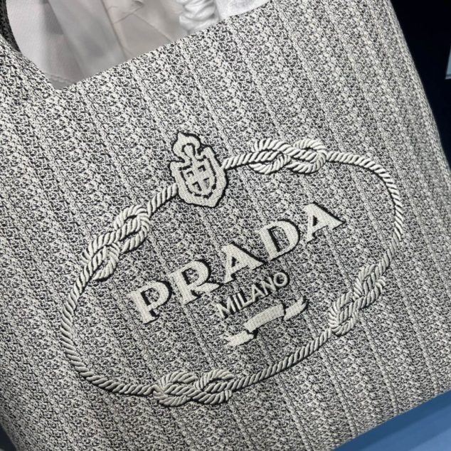  Prada Embroidered Tot Bag Size: 27×18.5cm 1BA342