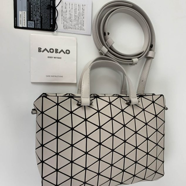  Issey Miyake Handbag Size: 23.5×15.2x8cm