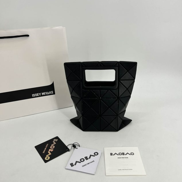  Issey Miyake Handbag Size: 39.5×34.5cm Small Size: 28.0×23.0cm