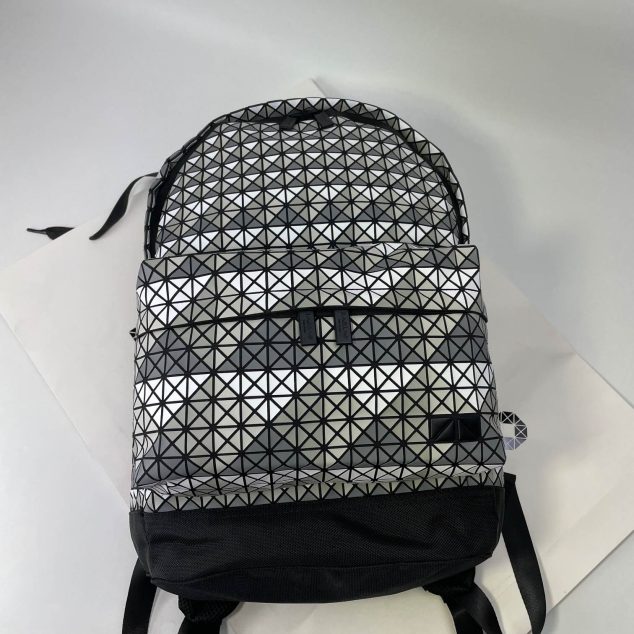  Issey Miyake backpack Size: 42*33*15cm