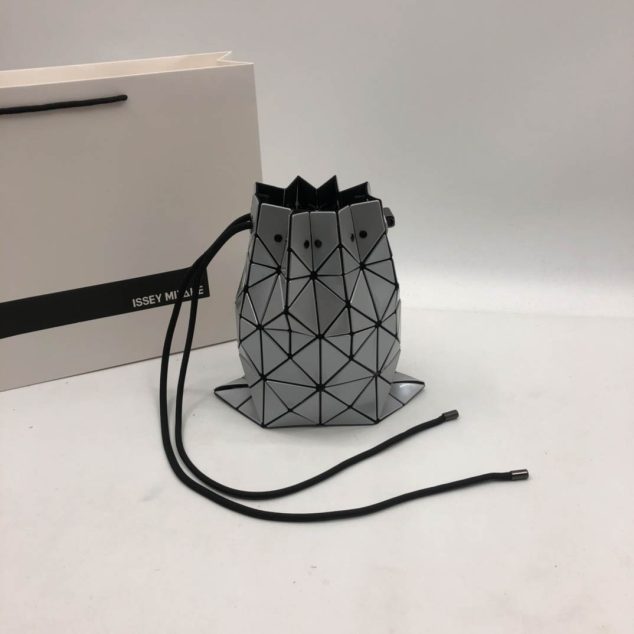  Issey Miyake Bucket Bag Size: 28.5/23cm.