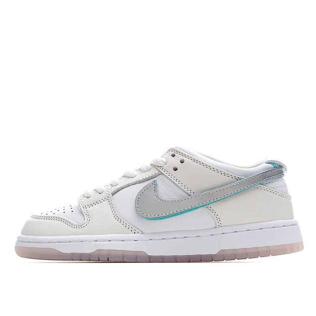  Nike SB Dunk Low Low-Top Sneakers