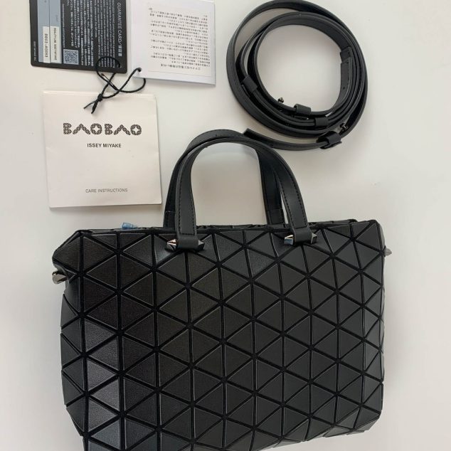  Issey Miyake Handbag Size: 23.5×15.2x8cm