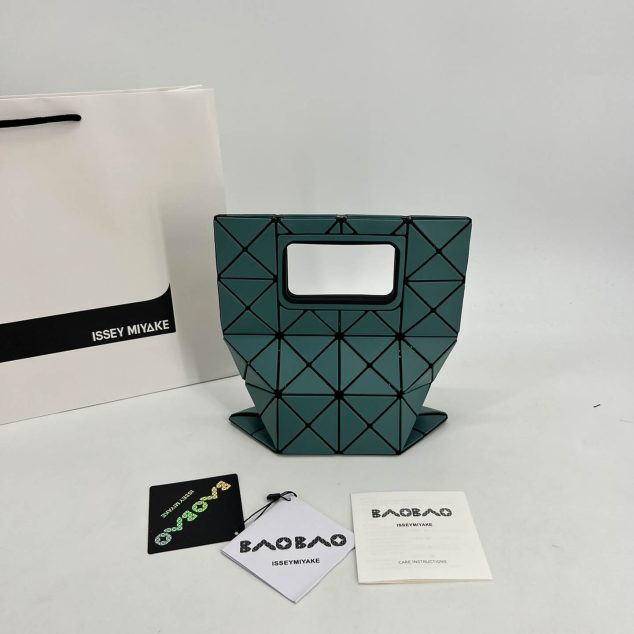  Issey Miyake Handbag Size: 39.5×34.5cm Small Size: 28.0×23.0cm