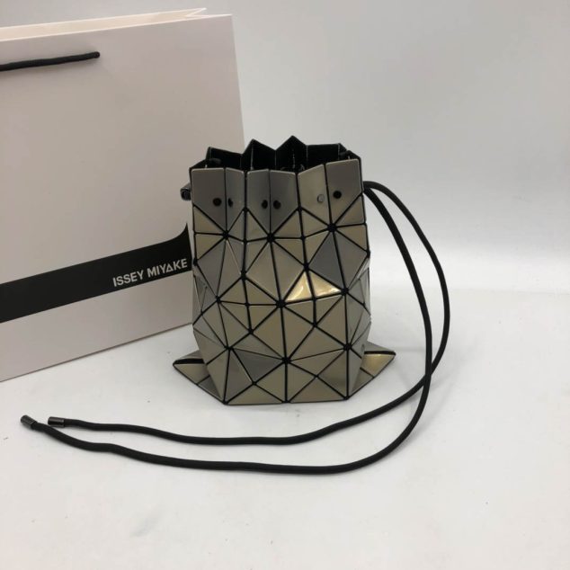  Issey Miyake Bucket Bag Size: 28.5/23cm.