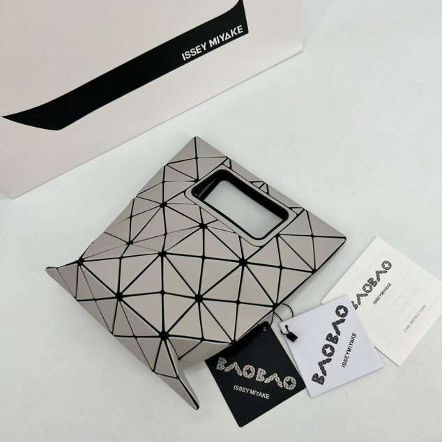  Issey Miyake Handbag Size: 39.5×34.5cm Small Size: 28.0×23.0cm