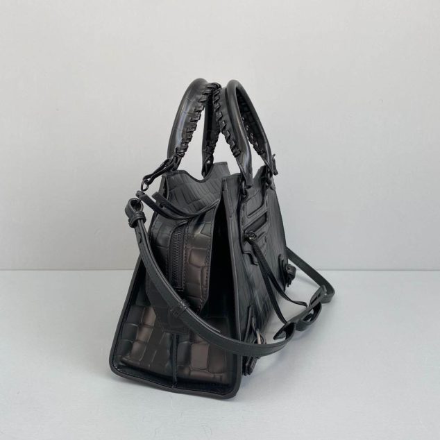  Balenciag* Neo Classic Biker Bag Size: 1991 Medium: 25*33*13*20cm