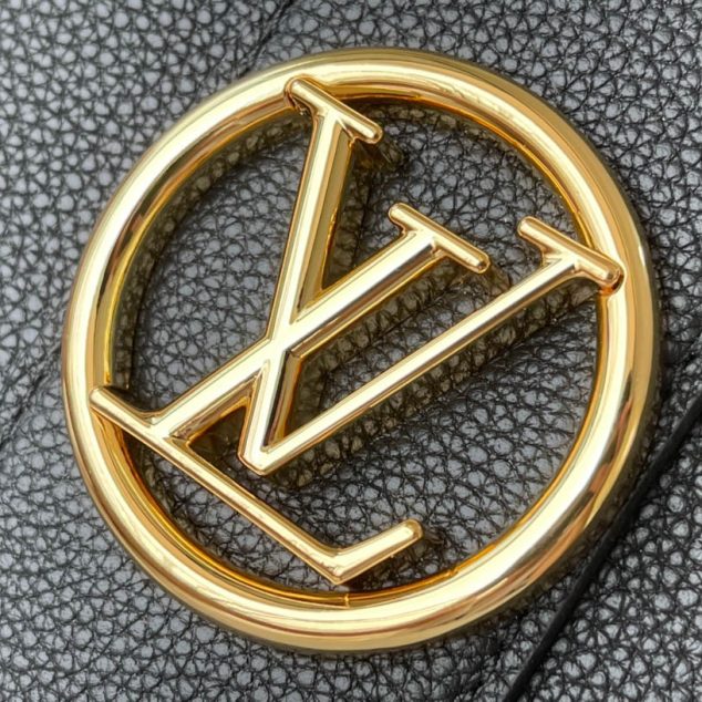  Louis Vuitton Size: 21 x 15 x 6.5 cm