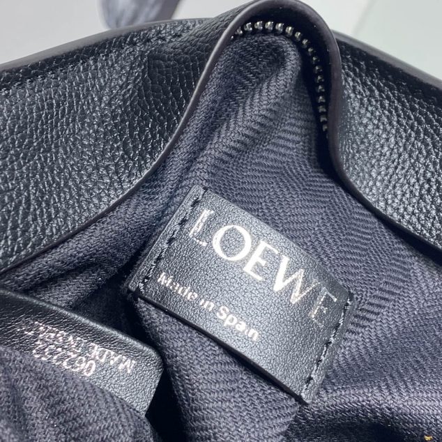  Loewe Size: 29.5x20cm Model: 3040