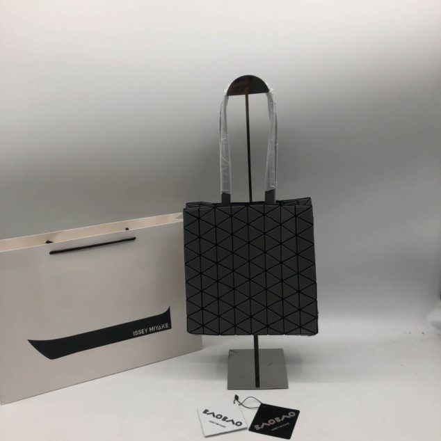  Issey Miyake Size: 34.5/26/8.5cm